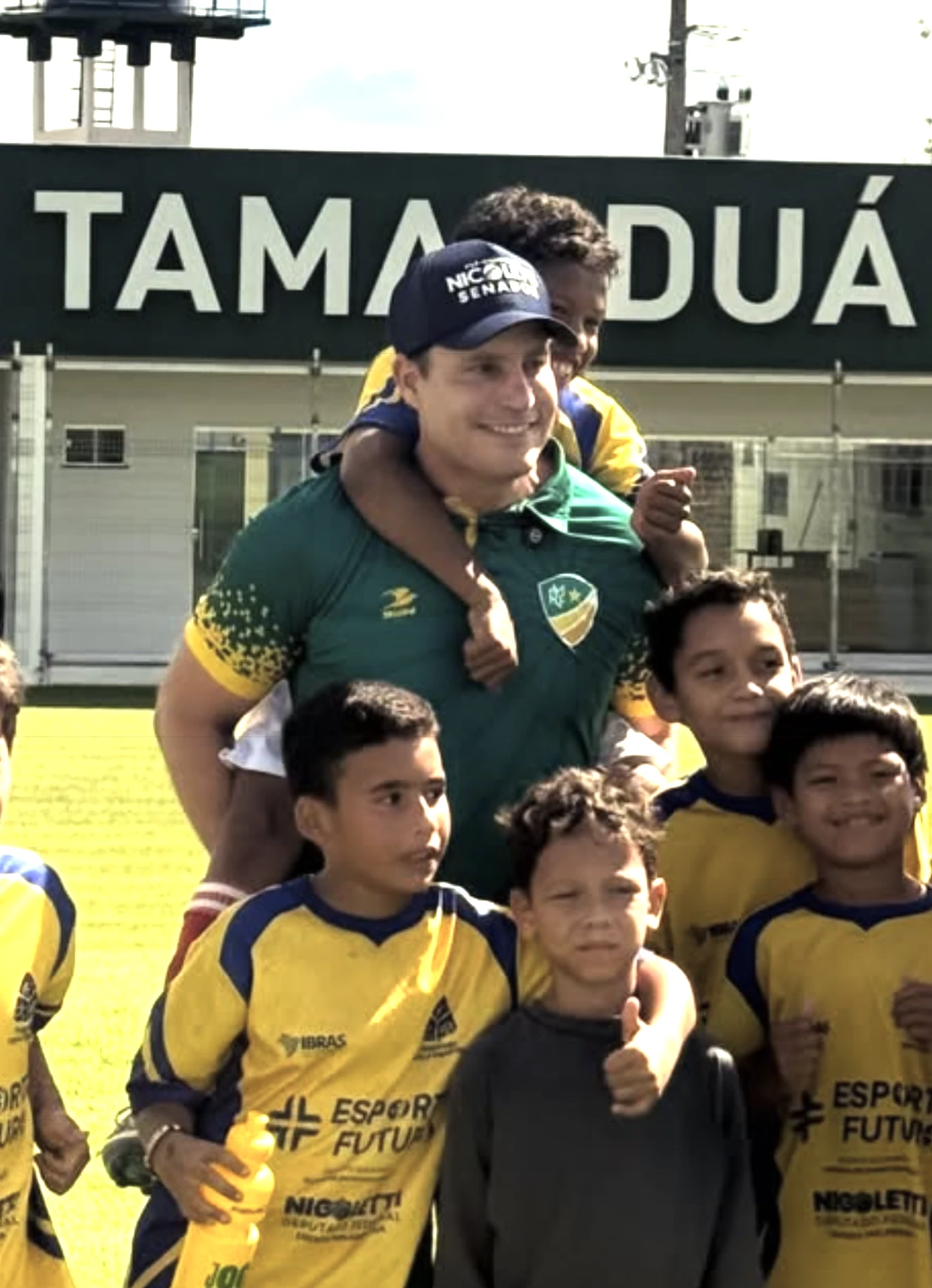 Antonio Nicoletti com crianças no CT Toca do Tamanduá